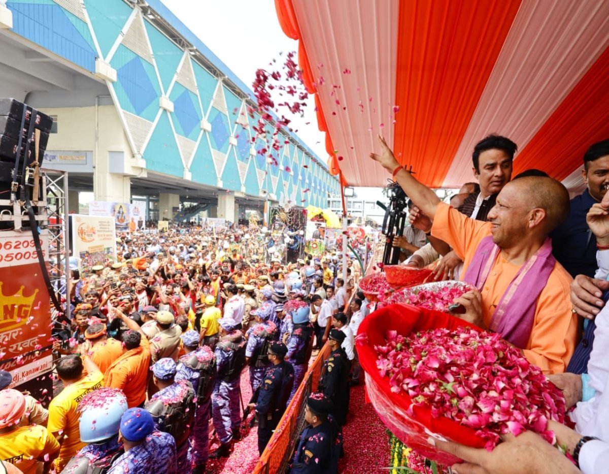 सीएम योगी ने कांवड़ियों पर बरसाए श्रद्धा के फूल