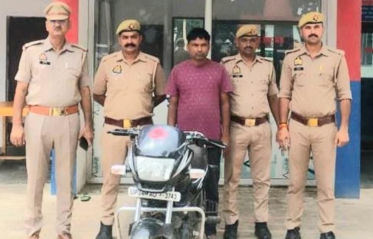 काजी कमालपुर से चोरी हुई बाइक के साथ शातिर चोर गिरफ्तार, बिसवां पुलिस की कार्रवाई