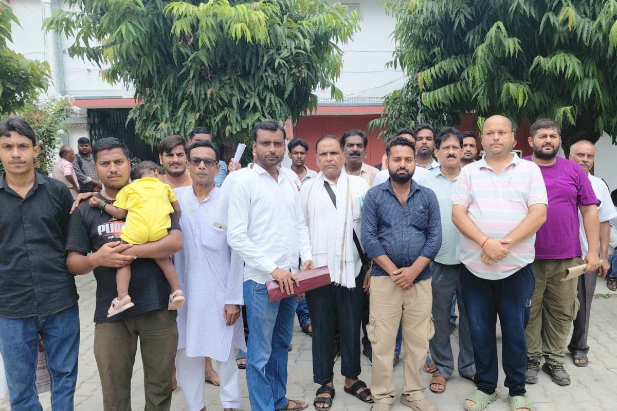 दुकानें खाली कराने के निर्देश से भड़के व्यापारी, डीएम से लगाई गुहार