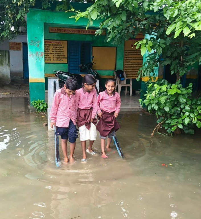 जलभराव से तालाब बना प्राथमिक विद्यालय सतोरा 