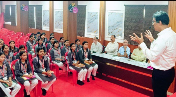 *डीएम ने संभाली क्लास, बोले- रटने से नहीं, समझने से खुलेगा सफलता का रास्ता*