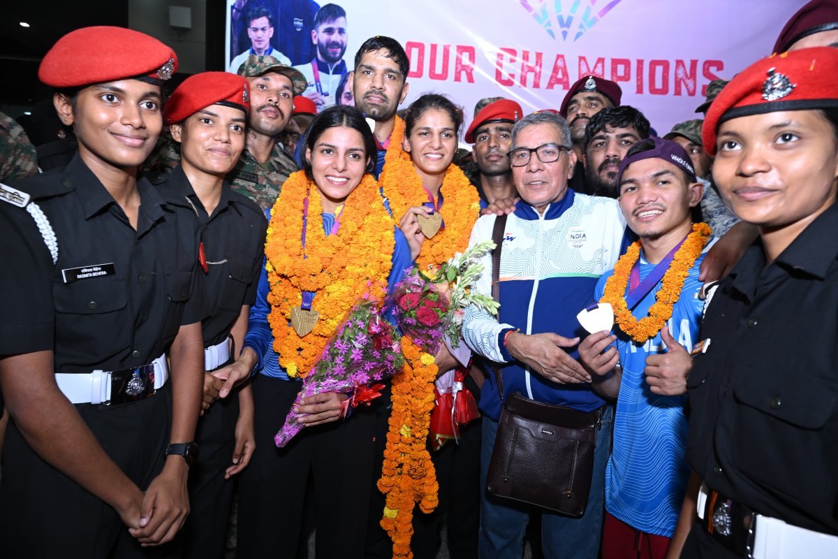 कॉमनवेल्थ गेम्स में ऐतिहासिक प्रदर्शन कर लौटी मुक्केबाजी टीम का दिल्ली एयरपोर्ट पर हुआ भव्य स्वागत