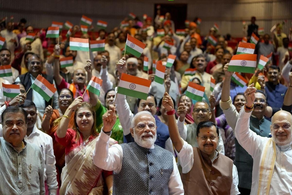 मंगल मिलन’ बैठक में तिरंगा लहराकर राजग सांसदों ने किया मोदी का स्वागत