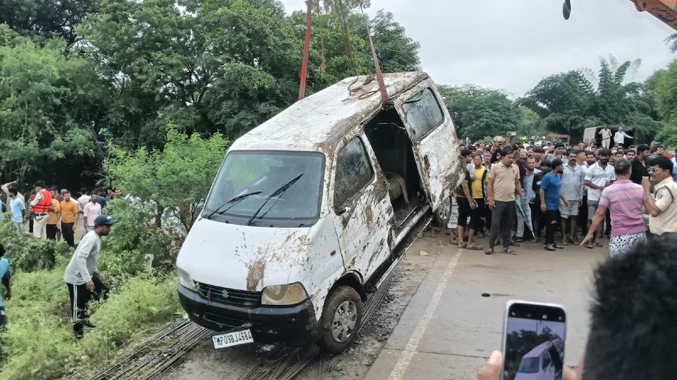 मप्र:नाले में बही ईको वैन,3 साल के मासूम समेत 9 शव बरामद