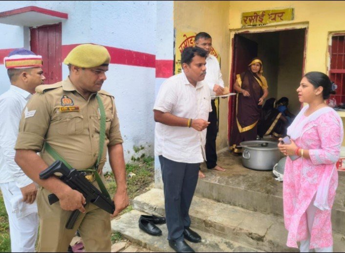 डीएम का औचक निरीक्षण: बच्चों से पढ़वाई किताब, एमडीएम की गुणवत्ता परखी