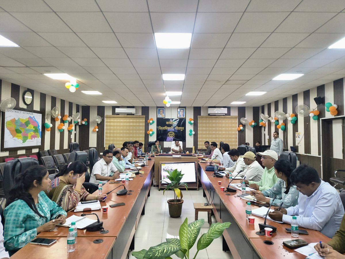 सीतापुर में शिक्षा व्यवस्था पर डीएम का एक्शन, बीईओ को दिए सख्त निर्देश
