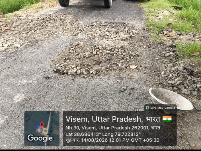 20 दिन में ही उखड़ने लगी लाखों रुपए की सड़क, पुलिया भी क्षतिग्रस्त; घटिया निर्माण सामग्री के आरोप से मचा हड़कंप।