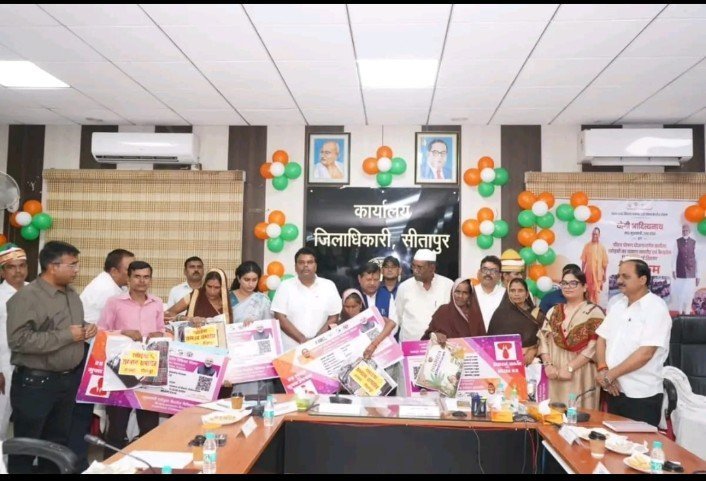 सीतापुर में रसोइयों का सम्मान, 5 लाख तक कैशलेस इलाज की सुविधा