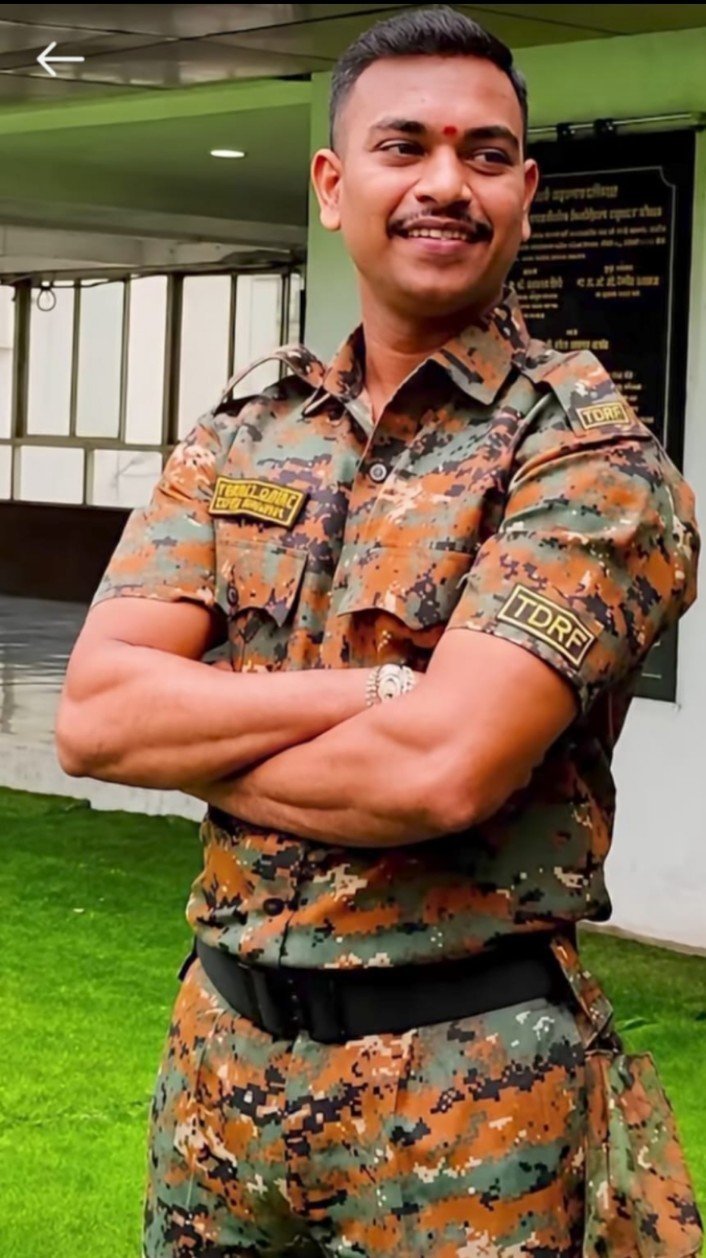 खड्डों की वजह से " मौत ?   ठाणे जिला के शहापूर   का तगड़ा पुलिस जवान विकास गोरे डेढ़ फीटी मौत के खड्डे में गिरकर ख़त्म हुआ!