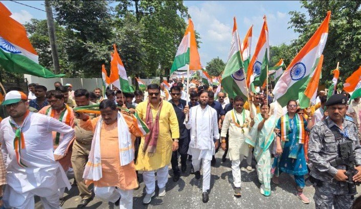 तिरंगे के रंग में रंगा सीतापुर, प्रभारी मंत्री मनोज पाण्डेय के नेतृत्व में निकली भव्य तिरंगा यात्रा