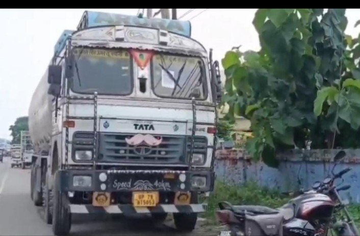 ट्रक की टक्कर से बाइक सवार युवक की मौत, साथी गंभीर घायल