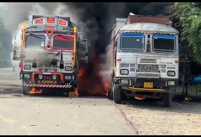 खैराबाद में हाईवे पर दो ट्रकों में लगी भीषण आग, लाखों का नुकसान