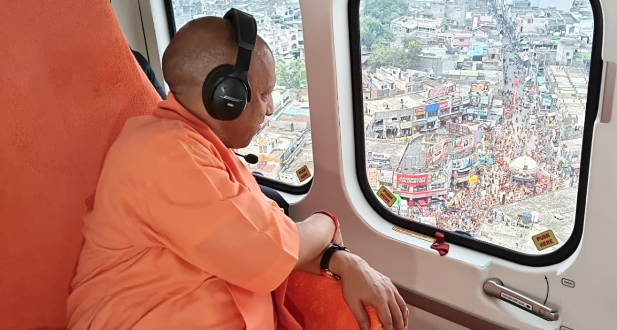 सीएम योगी ने कांवड़ियों पर बरसाए श्रद्धा के फूल