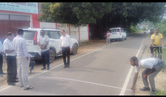 डीएम ने सड़क की खुदाई कर परखी गुणवत्ता, निर्माण सामग्री के नमूने जांच को भेजने के निर्देश* 