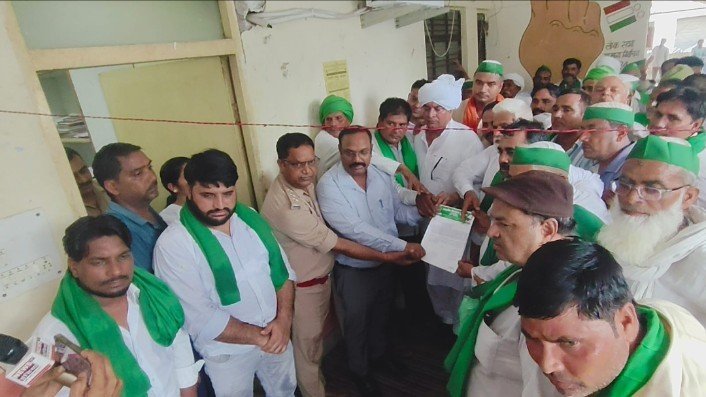 स्याना भाकियू अराजनैतिक चलो गांव की ओर रात्रि प्रवास के दौरान चौधरी मांगेराम त्यागी व उनके सहयोगी के नेतृत्व में तहसील स्याना का किया घेराव व दिवंगत जुगमिनदर मलिक को दी श्रद्धांजलि*