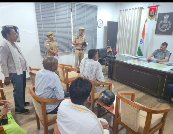 *कानपुर पुलिस उपायुक्त दक्षिण दीपेंद्र नाथ चौधरी द्वारा कार्यालय में की गई जनसुनवाई*