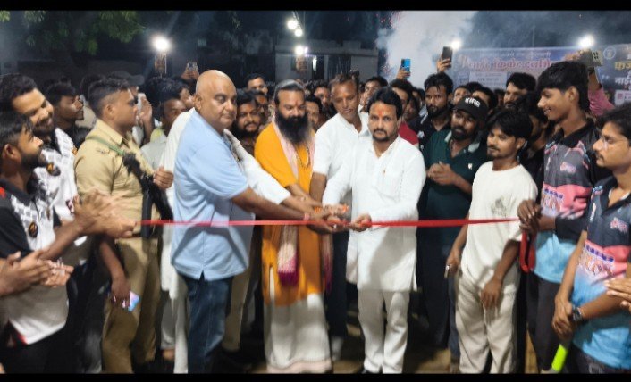 खैराबाद में अल्लामा फ़ज़ले हक़ खैराबादी नाइट क्रिकेट टूर्नामेंट का अभिषेक गुप्ता ने किया भव्य शुभारंभ