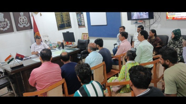 पुलिस उपायुक्त दक्षिण दीपेन्द्र नाथ चौधरी द्वारा कार्यालय में की गई जन-सुनवाई