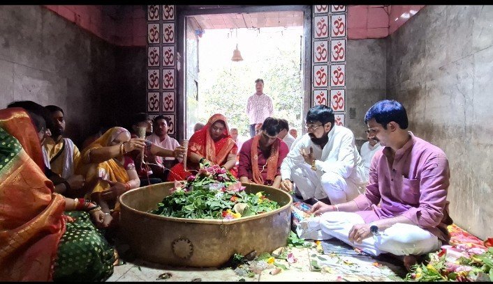 *बाबा तामेश्वरनाथ धाम में चतुर्वेदी परिवार ने किया रुद्राभिषेक, लोक कल्याण की कामना के साथ गरीबों में बांटे वस्त्र और नकदी..............*
