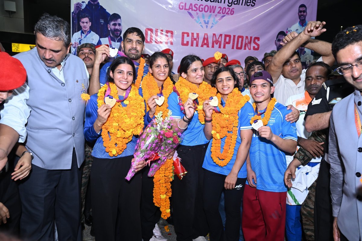 कॉमनवेल्थ गेम्स में ऐतिहासिक प्रदर्शन कर लौटी मुक्केबाजी टीम का दिल्ली एयरपोर्ट पर हुआ भव्य स्वागत