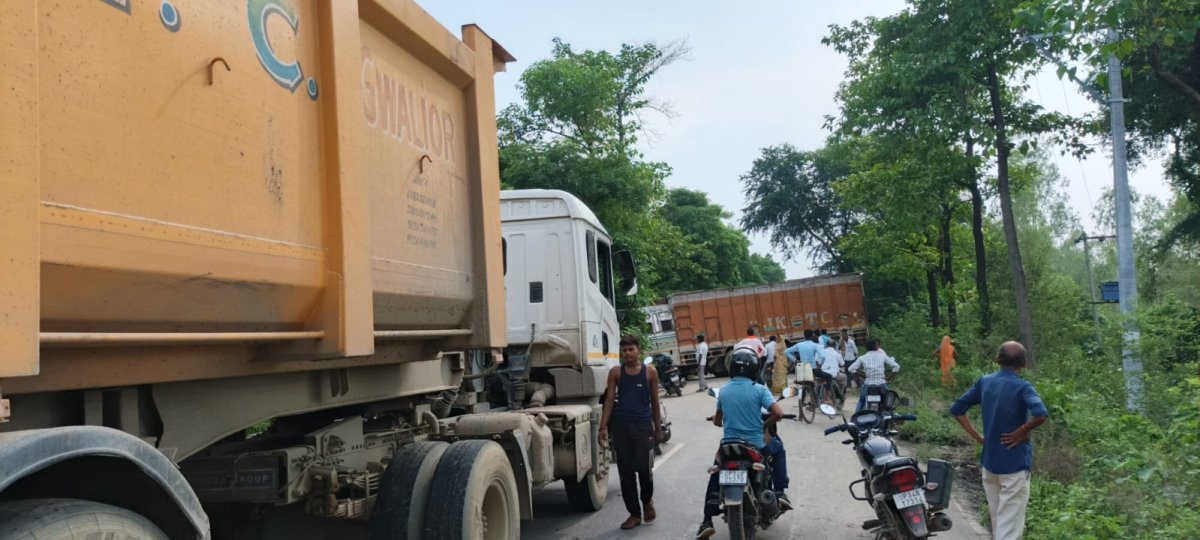 अनियंत्रित ट्रक पलटने से बाल-बाल बचा हादसा, दो घंटे जाम रहा नैमिष मछरेहटा रोड