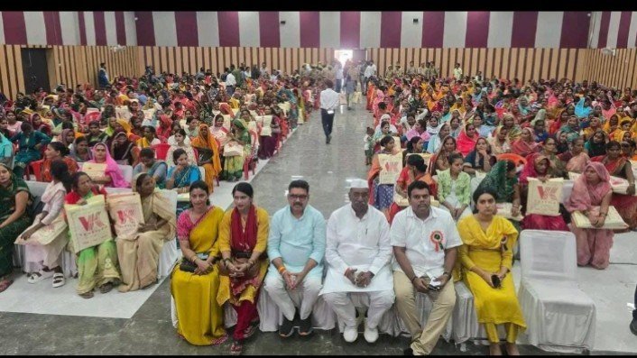 रक्षाबंधन पर बहनों को बड़ा तोहफा, सीतापुर में 800 महिलाओं को बांटी साड़ियां-मिष्ठान