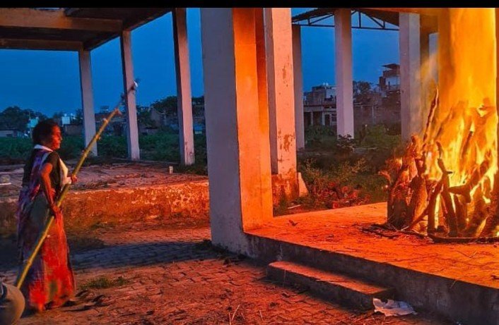 बहन ने भाई को दी मुखाग्नि, बीमारी से हुई मौत के बाद निभाया अंतिम संस्कार का फर्ज