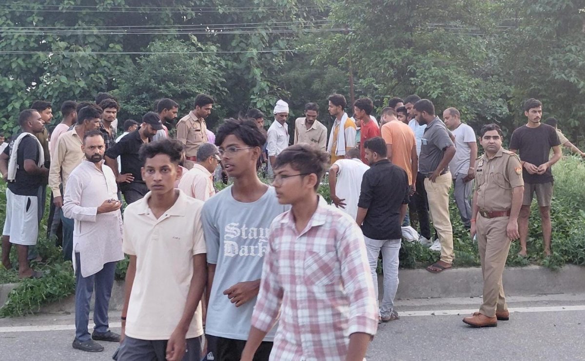 लखनऊ-बरेली हाईवे पर संदिग्ध हालात में मिला शव, हत्या या हादसा? जांच शुरू