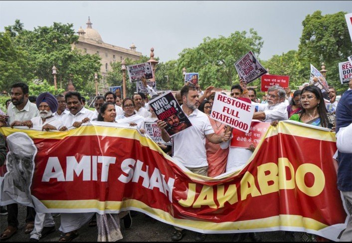 छात्रों पर कार्रवाई , ‘चढ़ावा चोरी’ को लेकर   विपक्ष ने संसद परिसर में निकाला मार्च