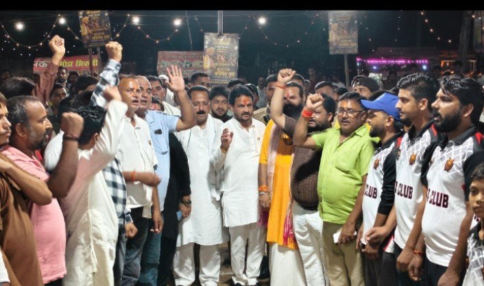 खैराबाद में अल्लामा फ़ज़ले हक़ खैराबादी नाइट क्रिकेट टूर्नामेंट का अभिषेक गुप्ता ने किया भव्य शुभारंभ
