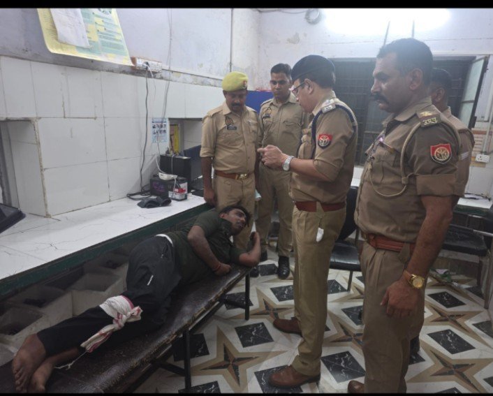 अखंडनगर में पुलिस-बदमाशों के बीच मुठभेड़, गोली लगने से एक घायल समेत तीन गिरफ्तार; लाखों के आभूषण बरामद