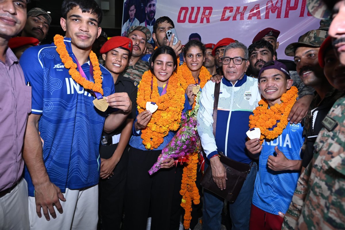 कॉमनवेल्थ गेम्स में ऐतिहासिक प्रदर्शन कर लौटी मुक्केबाजी टीम का दिल्ली एयरपोर्ट पर हुआ भव्य स्वागत
