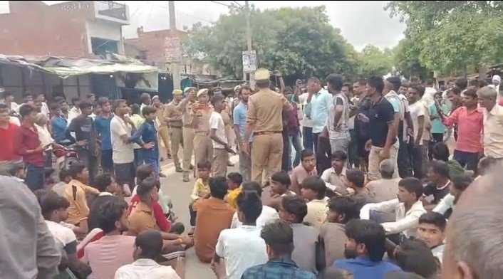 कांवड़िए के पिता की मौत पर फूटा गुस्सा, महोली-हरगांव टीकरा मार्ग जाम; कई थानों की पुलिस तैनात