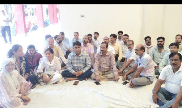 लेखपालों ने खोला मोर्चा, ACO की ट्रैप कार्रवाई के विरोध में धरना  