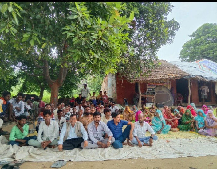 अंडा फॉर्म के होने वाली गंदगी के मक्खियों से परेशान ग्राम वासी पलायन करने पर मजबूर। कर रहे धरना प्रदर्शन*