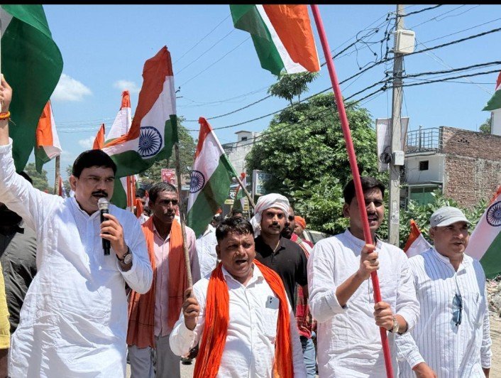 तिरंगा यात्रा में उमड़ा जनसैलाब, वंदे मातरम के नारों से गूंजा रजवापुर नानपारा  