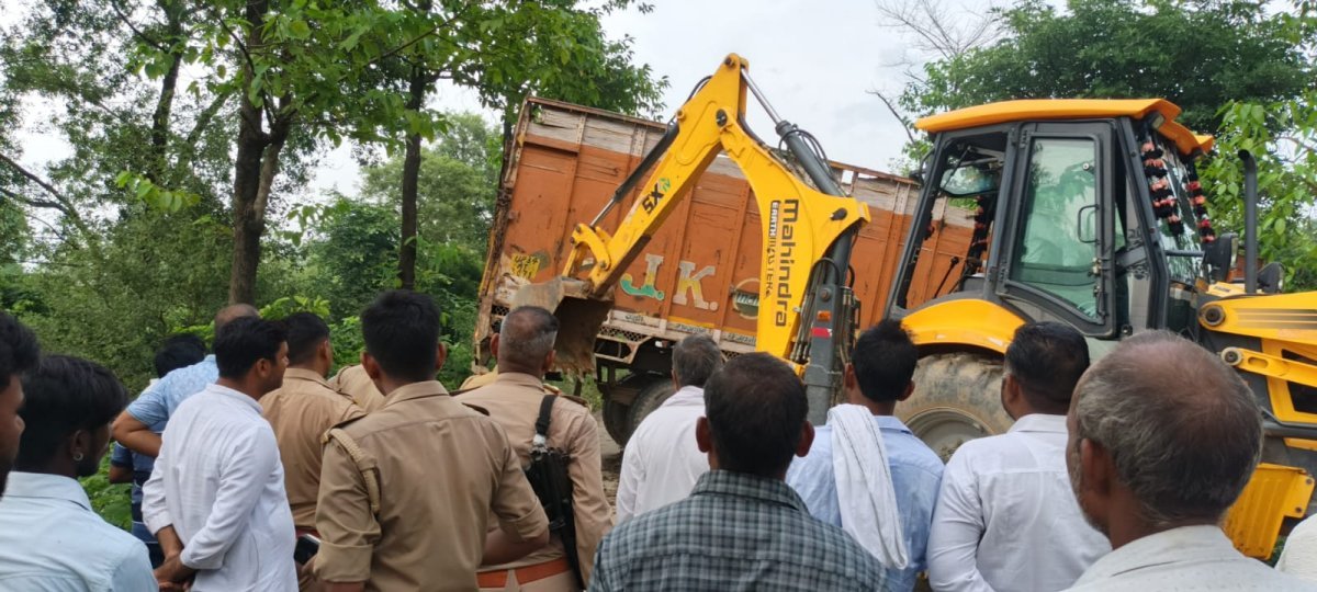 अनियंत्रित ट्रक पलटने से बाल-बाल बचा हादसा, दो घंटे जाम रहा नैमिष मछरेहटा रोड