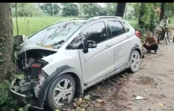 नैमिषारण्य दर्शन के लिए आ रहे श्रद्धालुओं की कार पेड़ से टकराई, दो सगे भाइयों की मौत