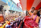 सीएम योगी ने कांवड़ियों पर बरसाए श्रद्धा के फूल