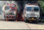 खैराबाद में हाईवे पर दो ट्रकों में लगी भीषण आग, लाखों का नुकसान