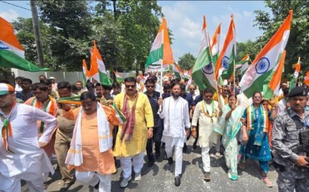 तिरंगे के रंग में रंगा सीतापुर, प्रभारी मंत्री मनोज पाण्डेय के नेतृत्व में निकली भव्य तिरंगा यात्रा