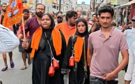 बुर्का पहनकर कांवड़ यात्रा   कर रहीं दो मुस्लिम महिलाएं