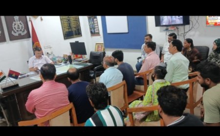 पुलिस उपायुक्त दक्षिण दीपेन्द्र नाथ चौधरी द्वारा कार्यालय में की गई जन-सुनवाई