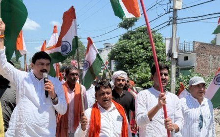 तिरंगा यात्रा में उमड़ा जनसैलाब, वंदे मातरम के नारों से गूंजा रजवापुर नानपारा  