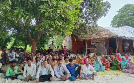 अंडा फॉर्म के होने वाली गंदगी के मक्खियों से परेशान ग्राम वासी पलायन करने पर मजबूर। कर रहे धरना प्रदर्शन*