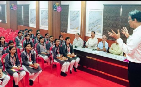 *डीएम ने संभाली क्लास, बोले- रटने से नहीं, समझने से खुलेगा सफलता का रास्ता*