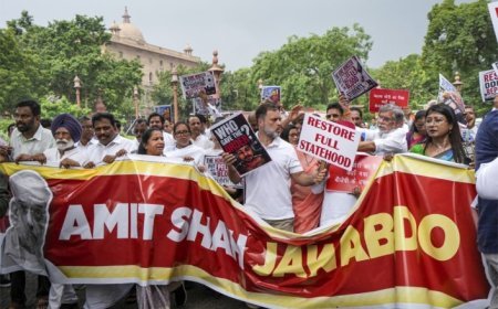छात्रों पर कार्रवाई , ‘चढ़ावा चोरी’ को लेकर   विपक्ष ने संसद परिसर में निकाला मार्च