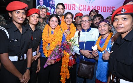 कॉमनवेल्थ गेम्स में ऐतिहासिक प्रदर्शन कर लौटी मुक्केबाजी टीम का दिल्ली एयरपोर्ट पर हुआ भव्य स्वागत