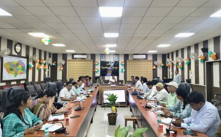 सीतापुर में शिक्षा व्यवस्था पर डीएम का एक्शन, बीईओ को दिए सख्त निर्देश