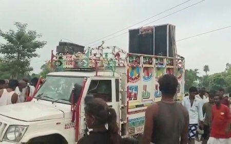 सीतापुर में दर्दनाक हादसा: हाईटेंशन लाइन से टकराया वाहन, दो शिवभक्तों की मौत